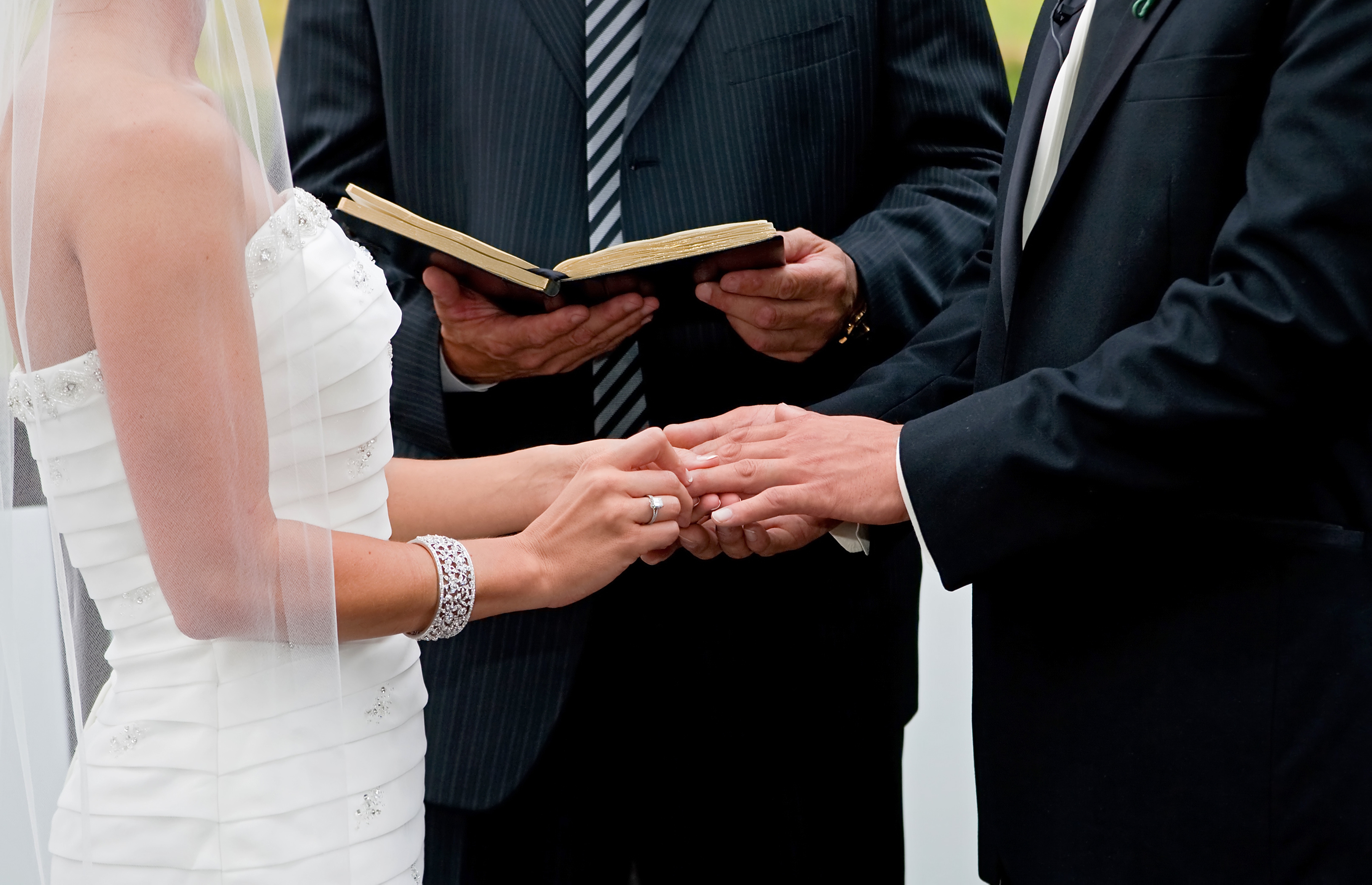 Брак вдовцов. Клятвенная церемония на свадьбе. Жених и невеста обмениваются кольцами. Церемония бракосочетания кольца. Жених надевает кольцо невесте.